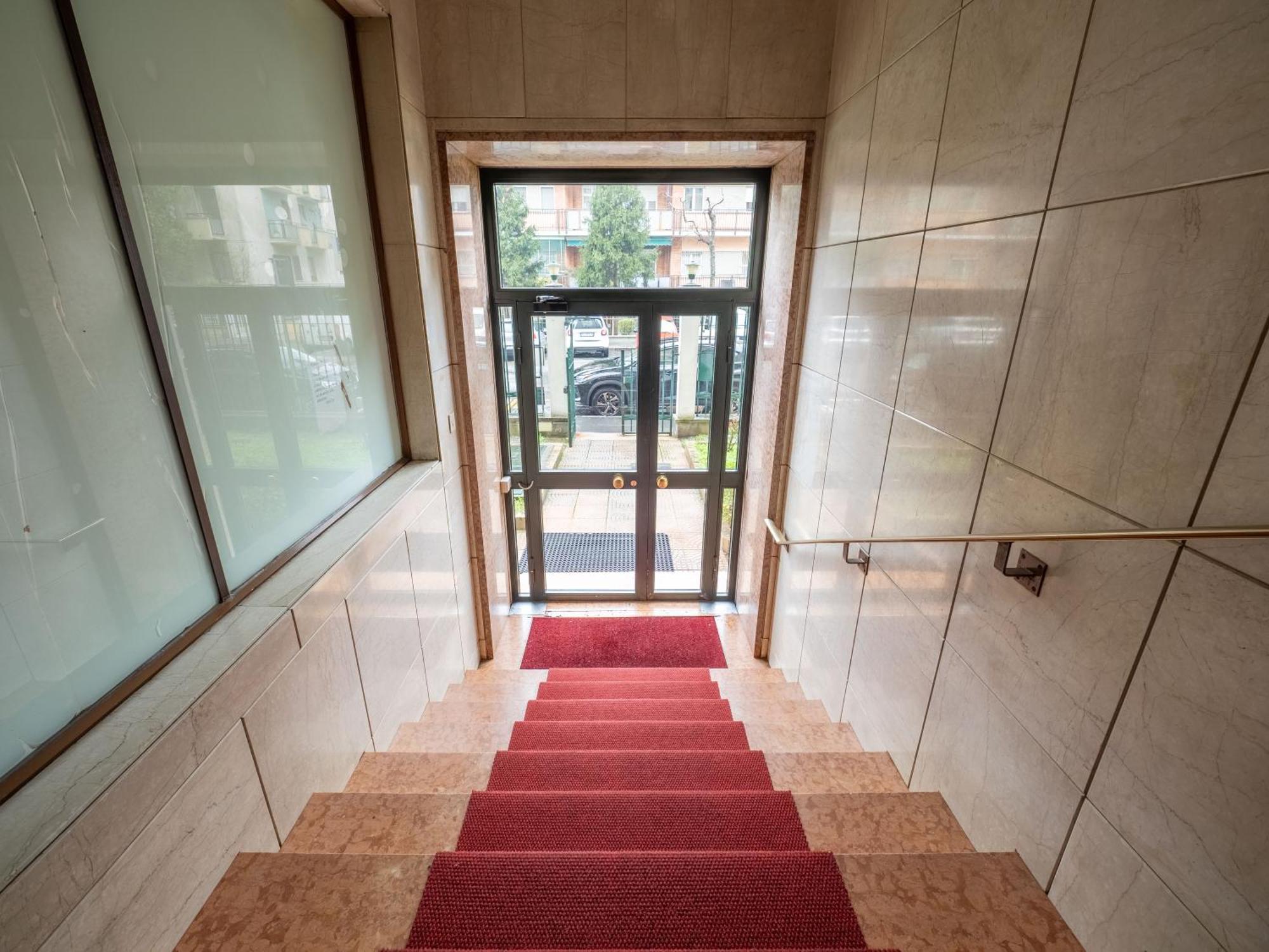 Milano 5 Guests - Modern Apt With Balcony Экстерьер фото